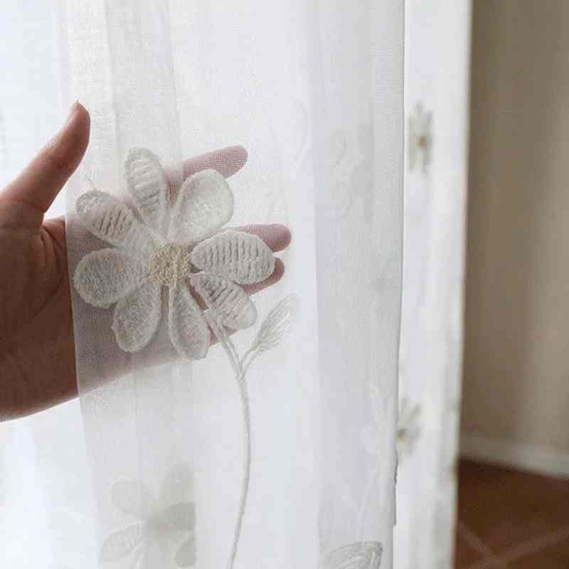 Charmant voilage transparent avec motifs floraux brodés
